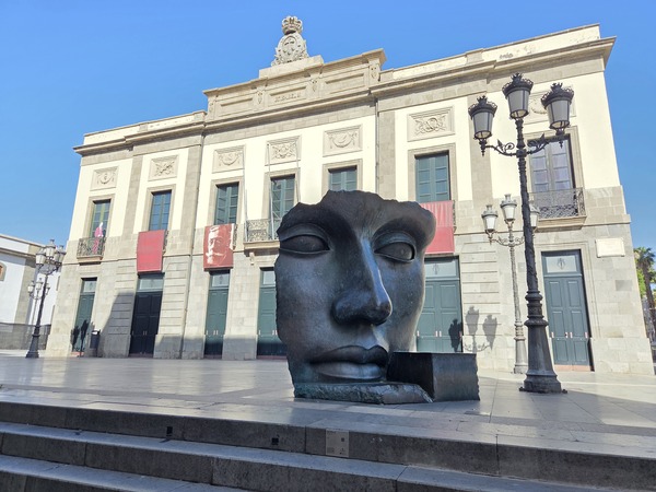 Teatro Guimerá, el teatro más antiguo de Canarias, inaugurado en 1851 Fachada neoclásica del Teatro Guimerá en Santa Cruz de Tenerife