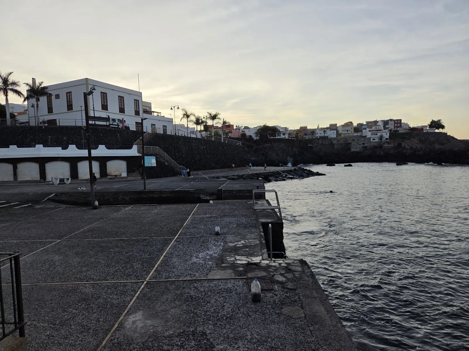 Costa de Alcalá para paseos en kayak con mar tranquilo Zona de baño junto al paseo marítimo de Alcalá en Guía de Isora