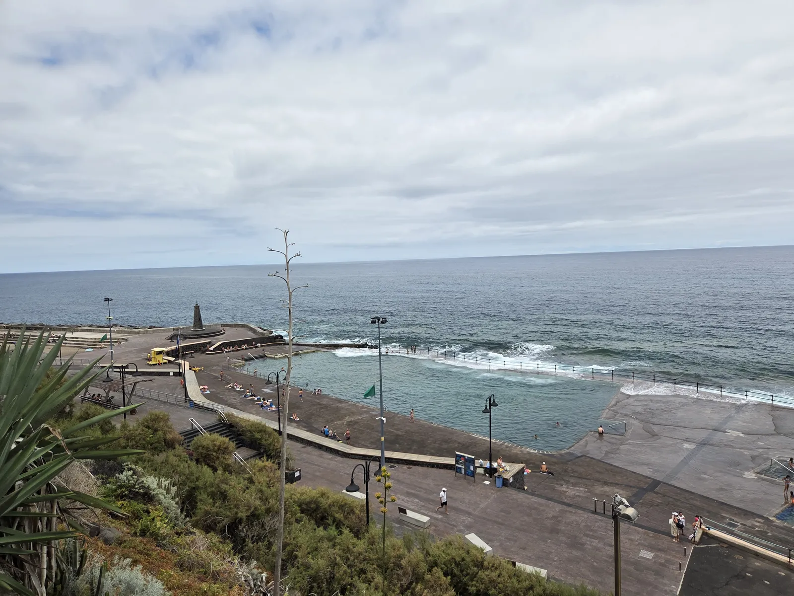 Piscinas naturales de Bajamar, Tenerife Piscinas naturales de Bajamar con zonas de baño, solárium y vistas al Atlántico