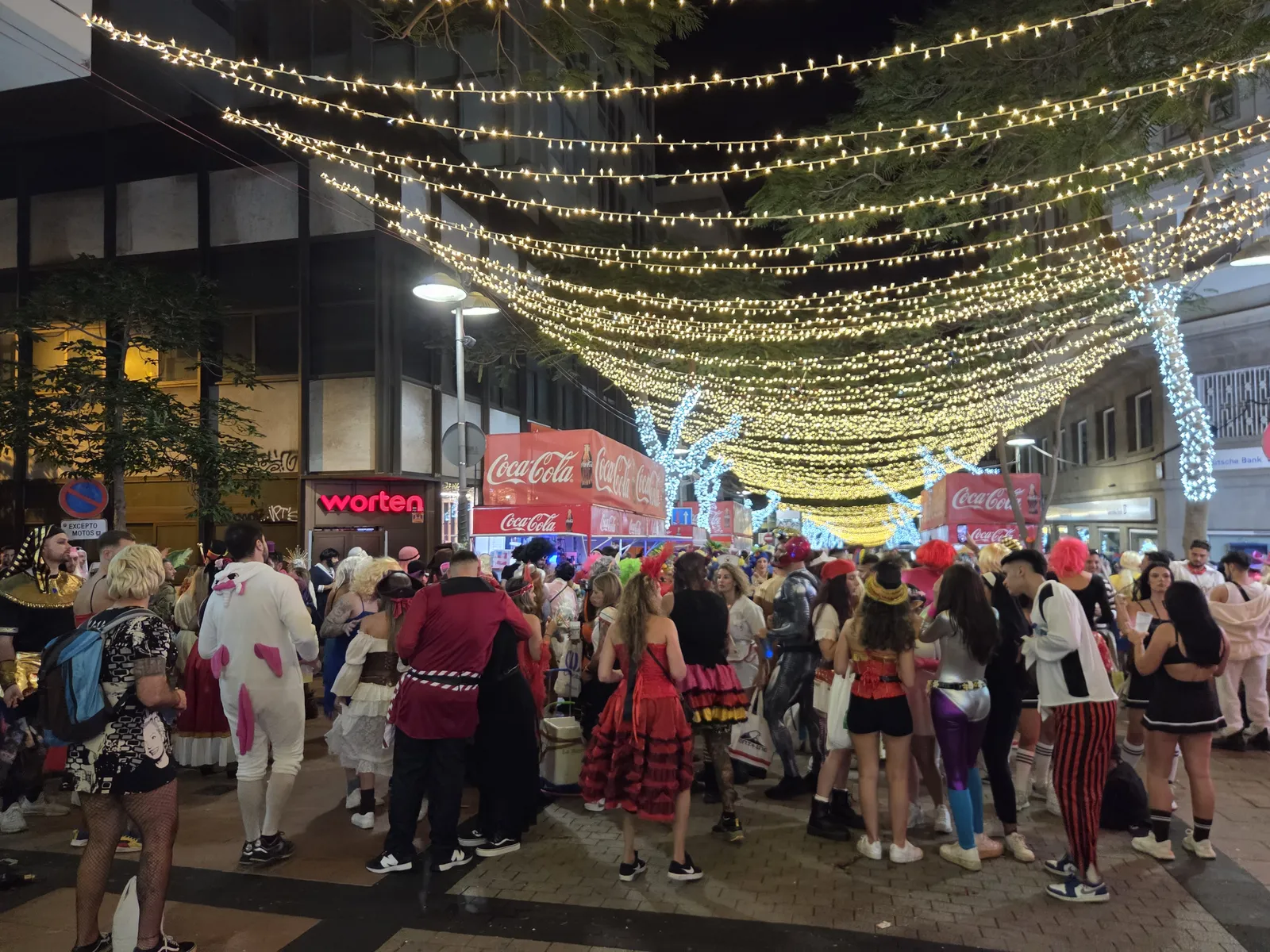 Ambiente nocturno del Carnaval de Santa Cruz de Tenerife Personas disfrazadas durante el Carnaval de Santa Cruz de Tenerife