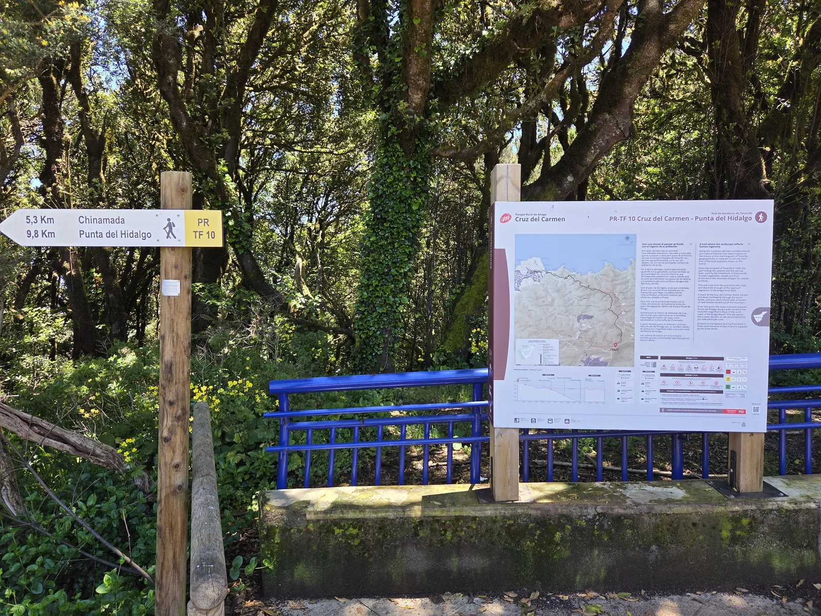 Panel y señalización del PR-TF 10 en Cruz del Carmen Señal del sendero PR-TF 10 hacia Chinamada y Punta del Hidalgo en Cruz del Carmen