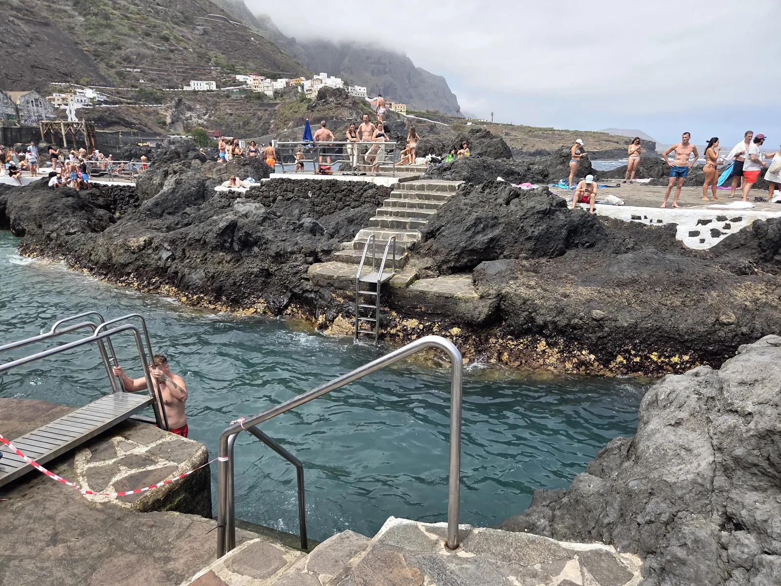 Piscinas naturales de El Caletón de Garachico Bañistas en las piscinas naturales de El Caletón de Garachico, Tenerife
