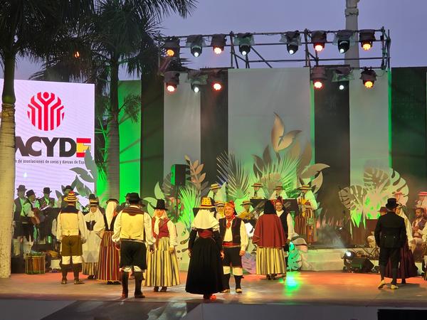 Grupo folclórico con trajes tradicionales actuando en el Festival Tajaraste en Santa Cruz de Tenerife.