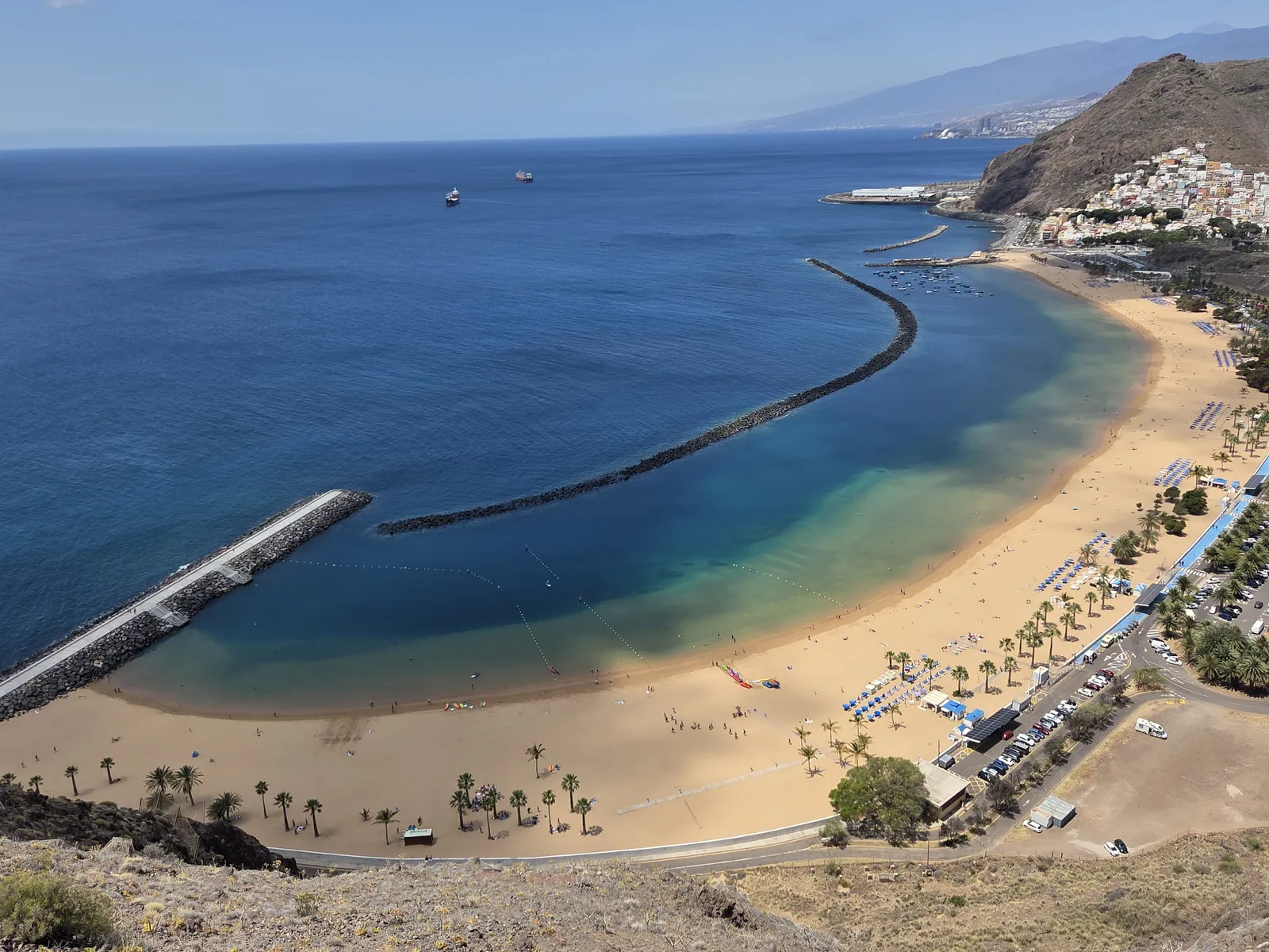 Las Teresitas, una playa protegida para iniciarse en paddle surf Playa de Las Teresitas y su dique protector vistos desde el mirador