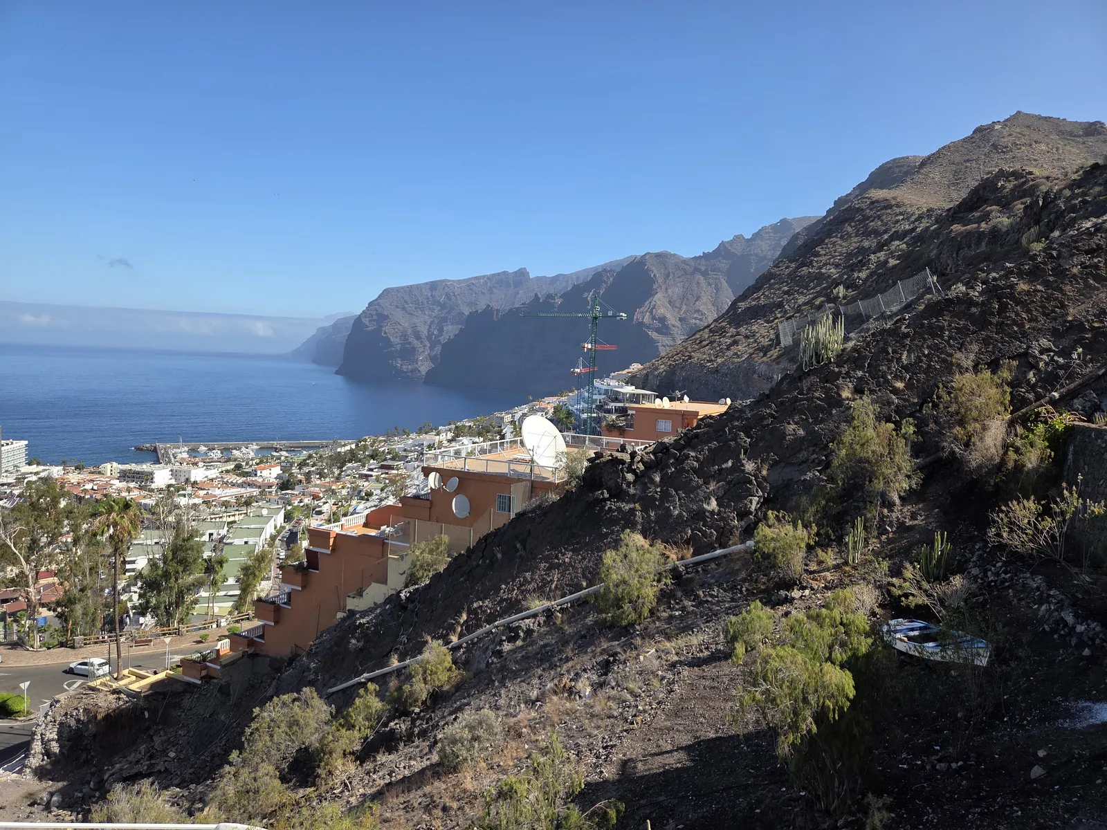 Los Gigantes y los acantilados de la costa oeste de Tenerife Vista de Los Gigantes y sus acantilados desde el mirador