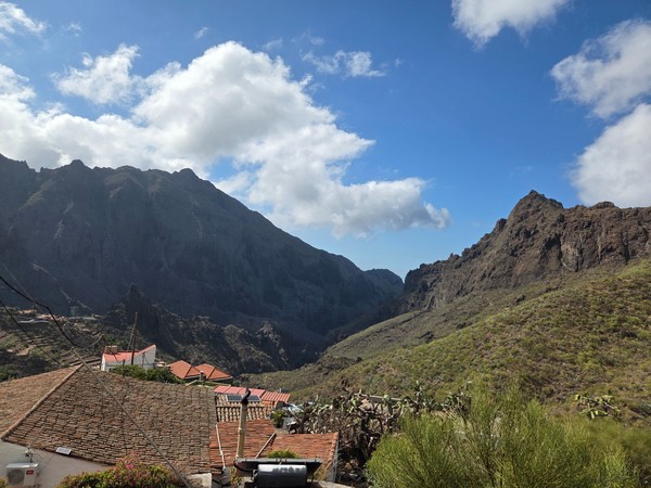 Vista de Masca Vista panorámica del caserío de Masca entre montañas escarpadas y profundos barrancos en Tenerife.