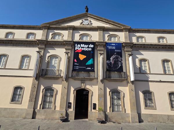 Fachada del Museo de la Naturaleza y Arqueología (MUNA) en Santa Cruz con carteles de exposición.