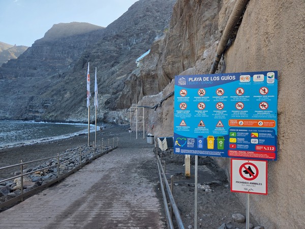 Playa de Los Guíos en Santiago del Teide Acceso a la playa de Los Guíos bajo los acantilados de Los Gigantes