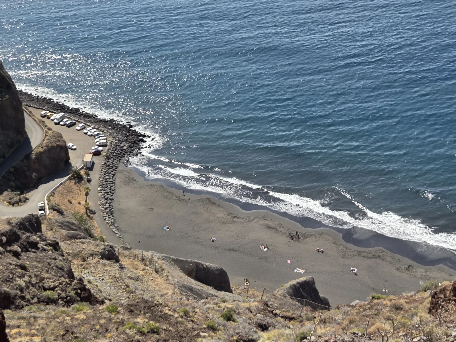 Playa de Las Gaviotas, Santa Cruz de Tenerife Vista elevada de la playa de arena negra de Las Gaviotas