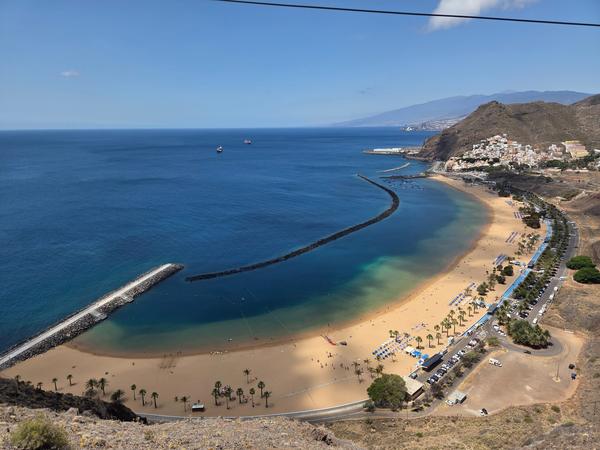 Playa de Las Teresitas desde arriba Vista aérea de la Playa de Las Teresitas con arena dorada, espigones y aguas tranquilas.