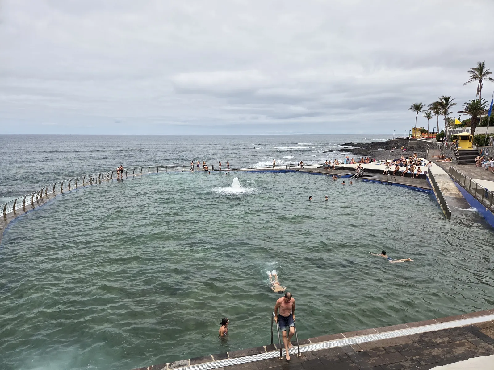 Piscina natural de El Arenisco en Punta del Hidalgo Personas nadando en la piscina natural de Punta del Hidalgo en Tenerife