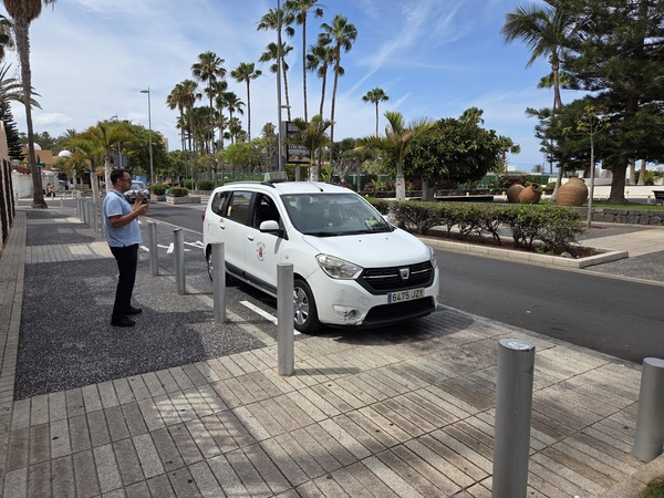 Taxi blanco estacionado junto al paseo marítimo en Costa Adeje, Tenerife