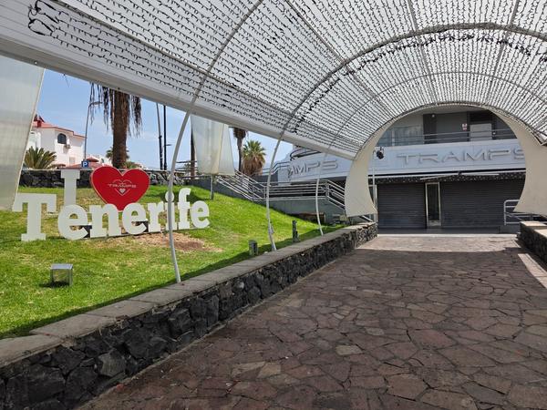 Tramps Tenerife Entrada al club Tramps en Tenerife, con estructura moderna y letras 'I Love Tenerife'.